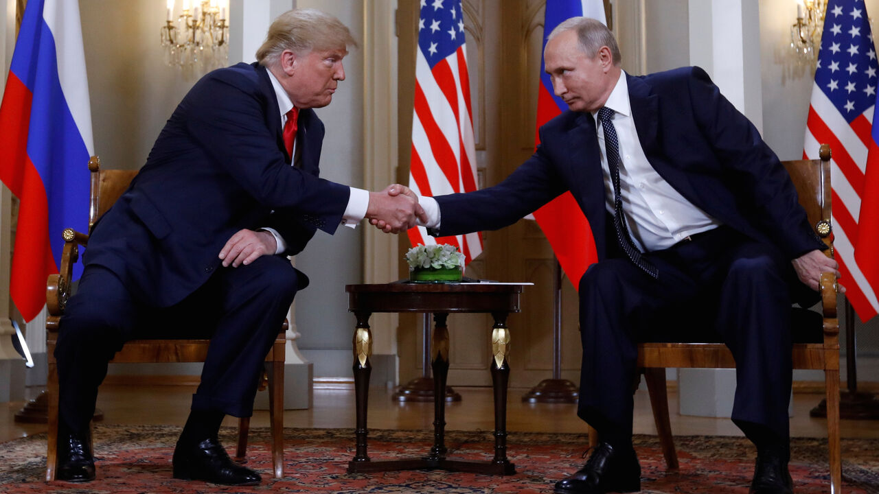 USA-RUSSIA/SUMMIT U.S. President Donald Trump and Russia's President Vladimir Putin shake hands as they meet in Helsinki, Finland July 16, 2018. REUTERS/Kevin Lamarque TPX IMAGES OF THE DAY - RC19BE6D3090