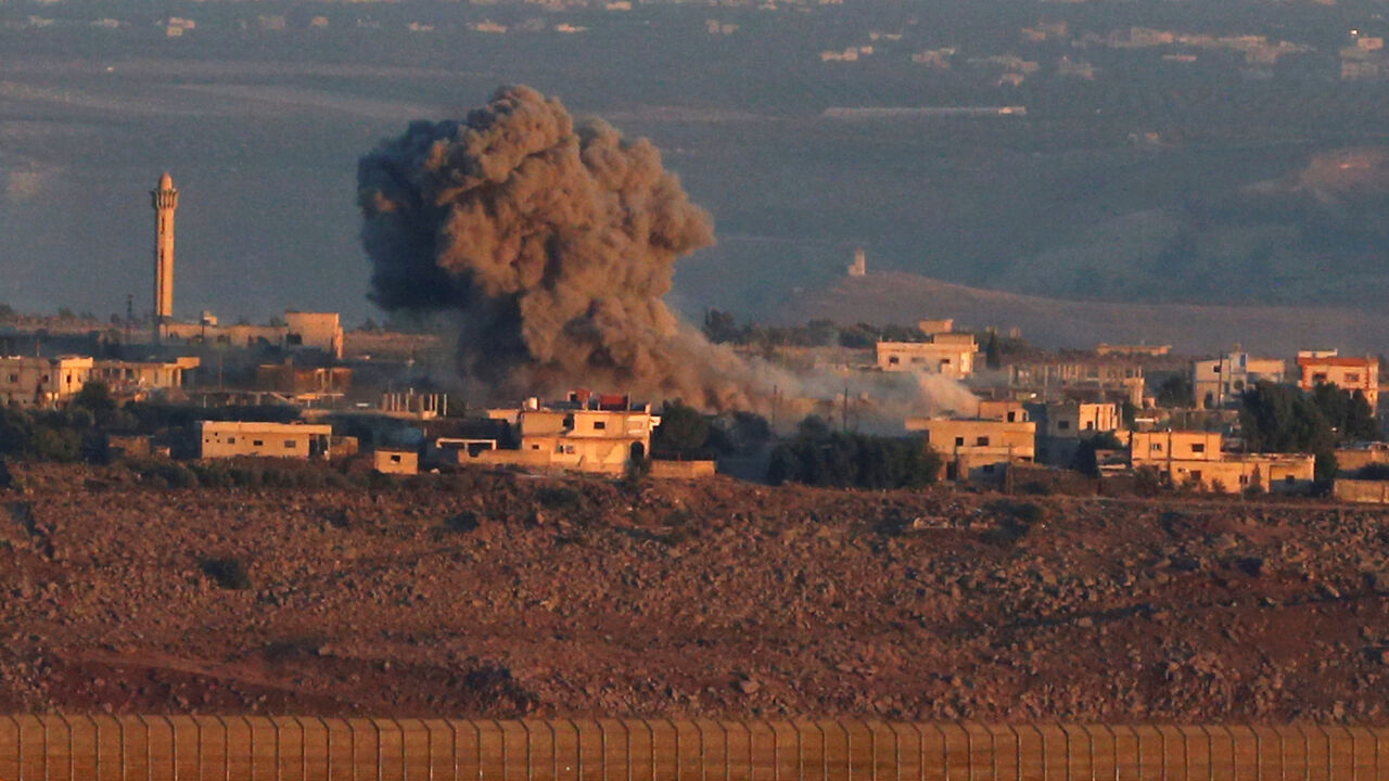 MIDEAST-CRISIS/SYRIA-ISRAEL Smoke rises following an explosion at the Syrian side of the Israeli Syrian border as it is seen from the Israeli-occupied Golan Heights, Israel July 26, 2018. REUTERS/Ammar Awad - RC1C5FB3C330