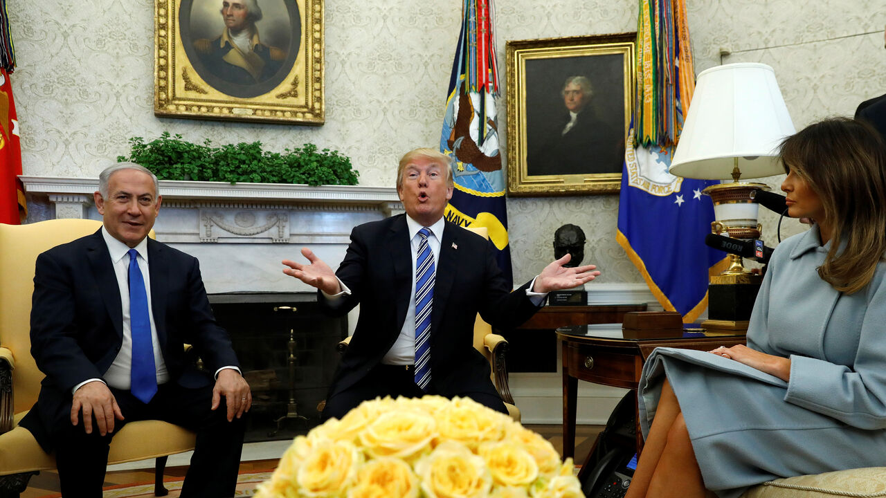 USA-ISRAEL/ U.S. President Donald Trump and first lady Melania Trump welcome Israel Prime Minister Benjamin Netanyahu in the Oval Office of the White House in Washington, U.S., March 5, 2018. REUTERS/Kevin Lamarque - RC1A43C3C000