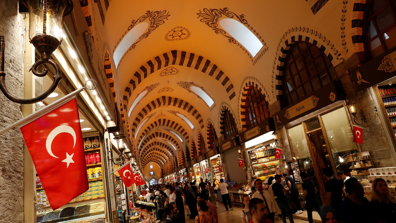 TURKEY-CURRENCY/ People shop at the Spice market, also known as the Egyptian Bazaar, in Istanbul, Turkey August 17, 2018. REUTERS/Murad Sezer - RC1261C678C0