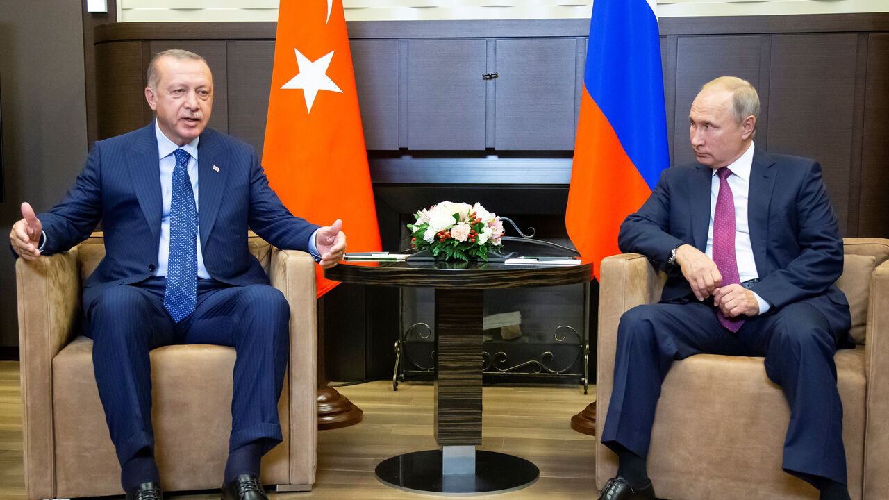 MIDEAST-CRISIS/PUTIN-ERDOGAN Russian President Vladimir Putin (R) meets with his Turkish counterpart Tayyip Erdogan in Sochi, Russia September 17, 2018. Alexander Zemlianichenko/Pool via REUTERS - RC1991A9AFA0