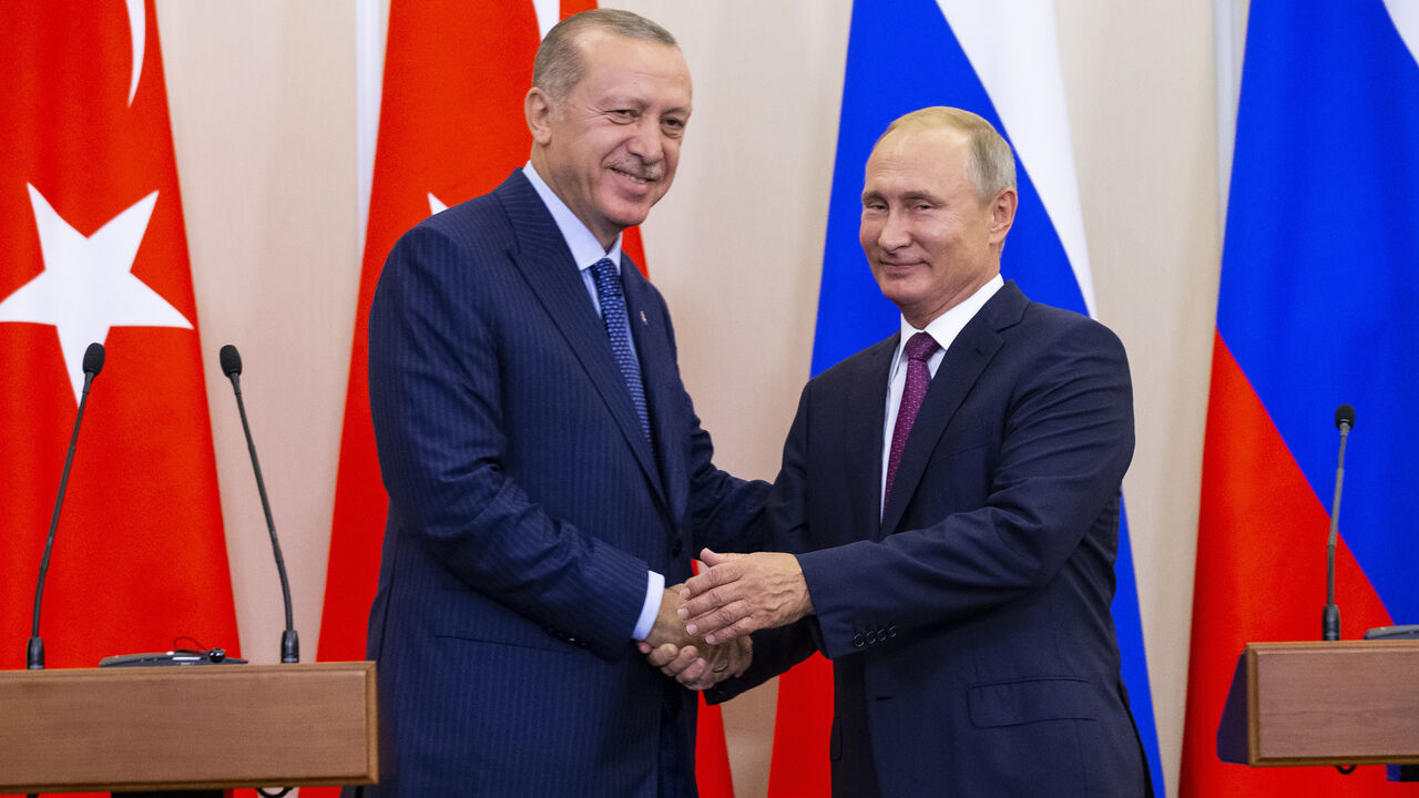 MIDEAST-CRISIS/PUTIN-ERDOGAN Russian President Vladimir Putin (R) and his Turkish counterpart Tayyip Erdogan shake hands during a news conference following their talks in Sochi, Russia September 17, 2018. Alexander Zemlianichenko/Pool via REUTERS - UP1EE9H1AUD0U