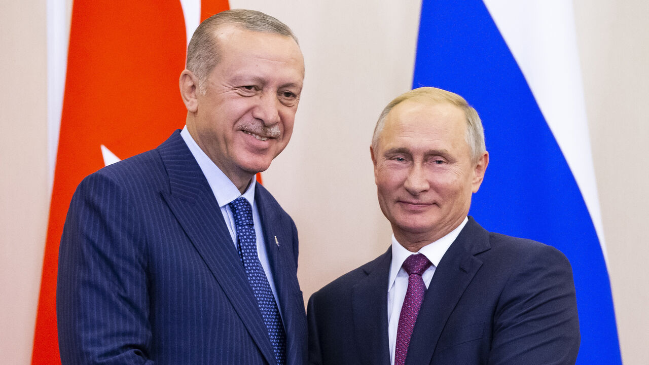 MIDEAST-CRISIS/PUTIN-ERDOGAN Russian President Vladimir Putin (R) and his Turkish counterpart Tayyip Erdogan shake hands during a news conference following their talks in Sochi, Russia September 17, 2018. Alexander Zemlianichenko/Pool via REUTERS - UP1EE9H1AY90W