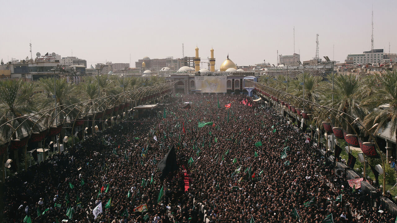 RELIGION-ASHURA/IRAQ Iraqi Shi'ite pilgrims run between the Imam Hussein and Imam Abbas shrines as part of a ritual of the Ashura ceremony in Karbala, Iraq September 20, 2018. REUTERS/Abdullah Dhiaa Al-Deen - RC1A6C155200
