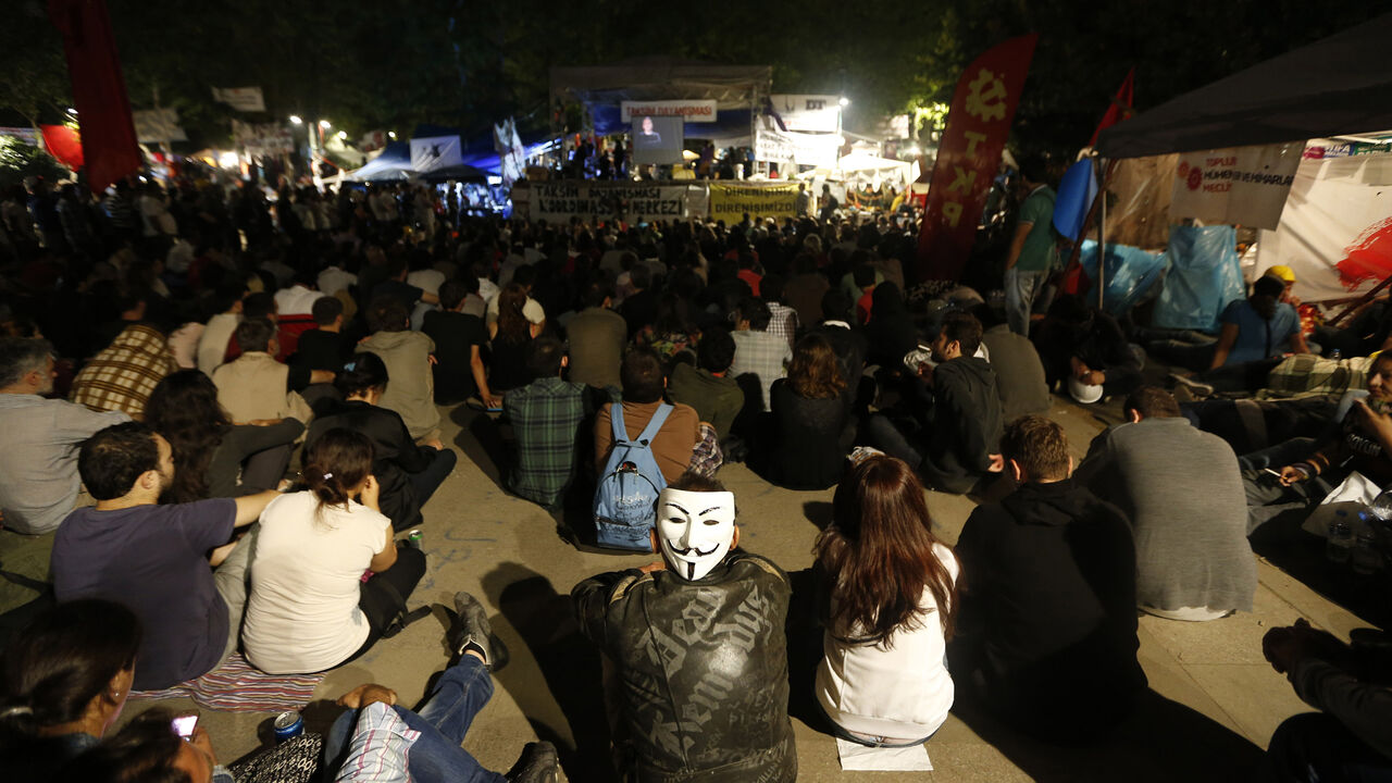Protesters watch a film in Gezi park in Istanbul's Taksim square early June 14, 2013. Turkish protesters said on Friday Prime Minister Tayyip Erdogan had pledged not to push ahead with plans to redevelop an Istanbul park until a court ruled on the project, in what they heralded as a positive sign after two weeks of protest.  REUTERS/Osman Orsal (TURKEY - Tags: CIVIL UNREST POLITICS) - GM1E96E10DE01