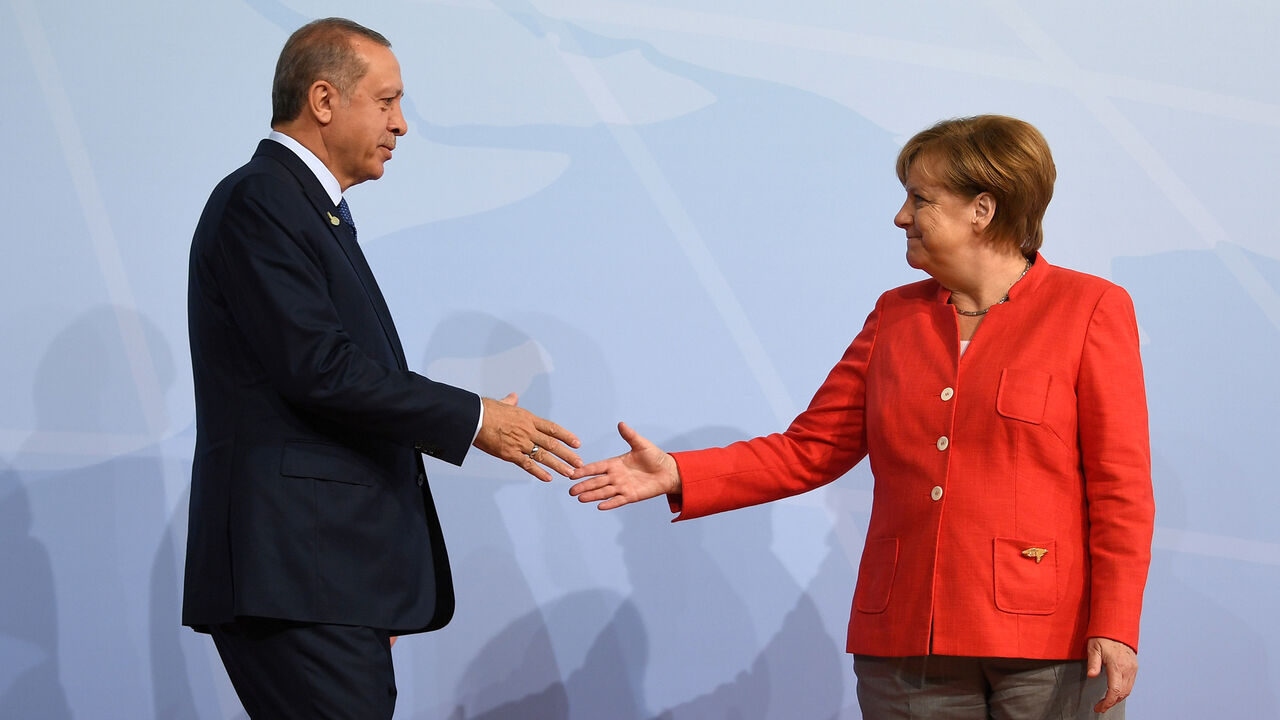 G20-GERMANY/ German Chancellor Angela Merkel greets Turkey's President Recep Tayyip Erdogan at the beginning of the G20 summit in Hamburg, Germany, July 7, 2017. REUTERS/Bernd Von Jutrczenka/POOL - RC16778A3FD0