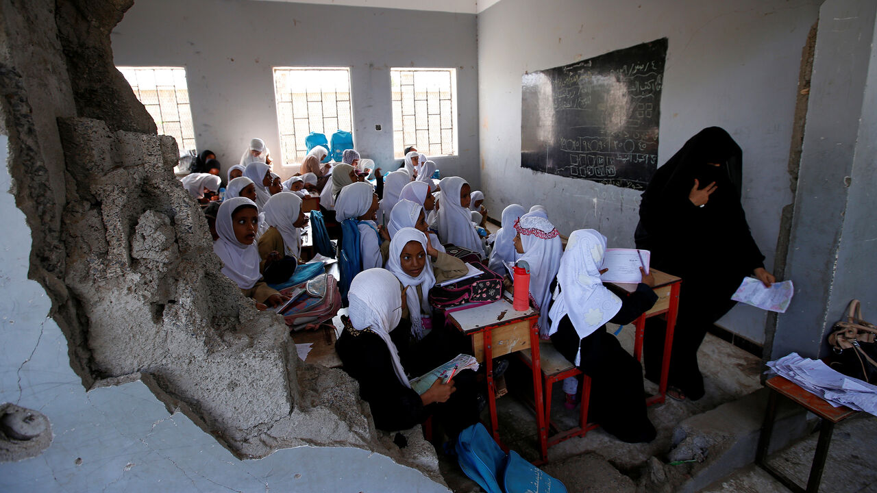 YEMEN-EDUCATION/ Girls attend a class at their school damaged by a recent Saudi-led air strike, in the Red Sea port city of Hodeidah, Yemen October 24, 2017. REUTERS/Abduljabbar Zeyad - RC15DF01CD40