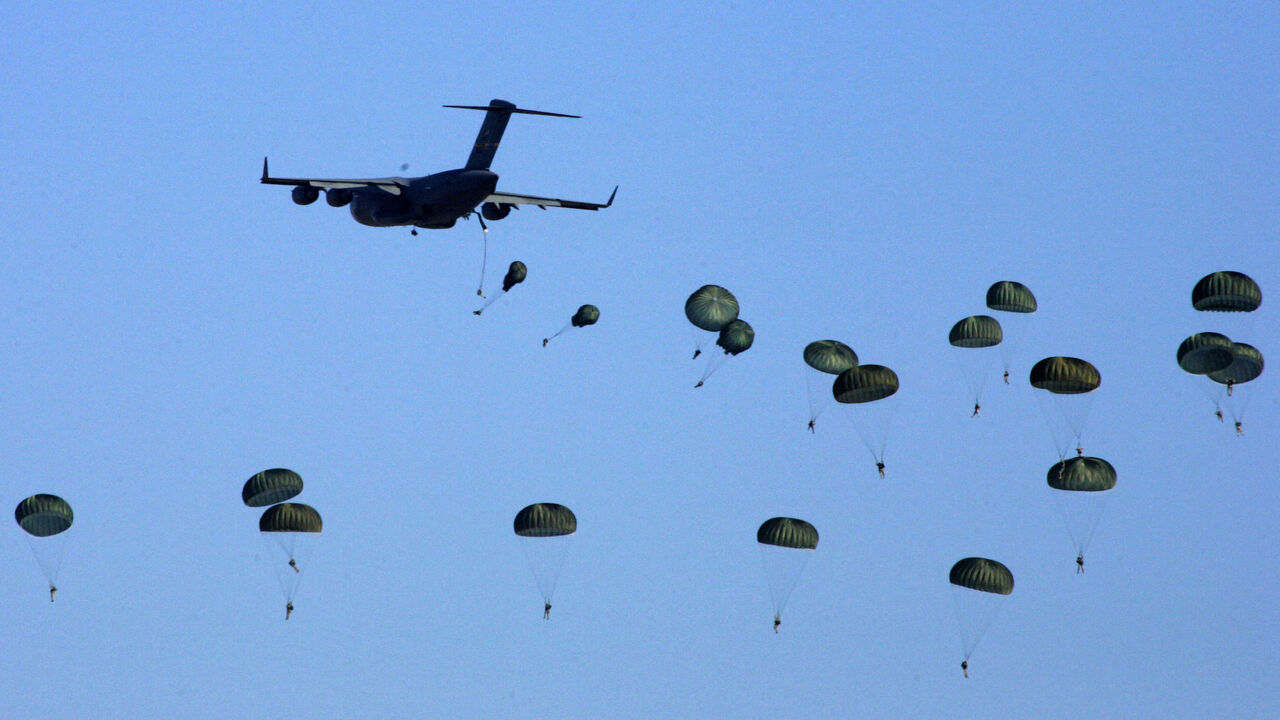 EGYPT American and Egyptian paratroopers are air-dropped from a C-130 Hercules aircraft during exercise Bright Star 2007, at Kum Oshim 90 km (56 miles) south of Cairo, Egypt November 8, 2007. REUTERS/Nasser Nuri (EGYPT ) - GM1DWNYROZAA