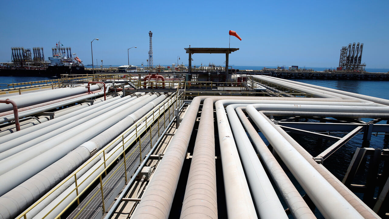 SAUDI-ARAMCO/DOWNSTREAM An oil tanker is being loaded at Saudi Aramco's Ras Tanura oil refinery and oil terminal in Saudi Arabia May 21, 2018. Picture taken May 21, 2018. REUTERS/Ahmed Jadallah - RC1974EF8830