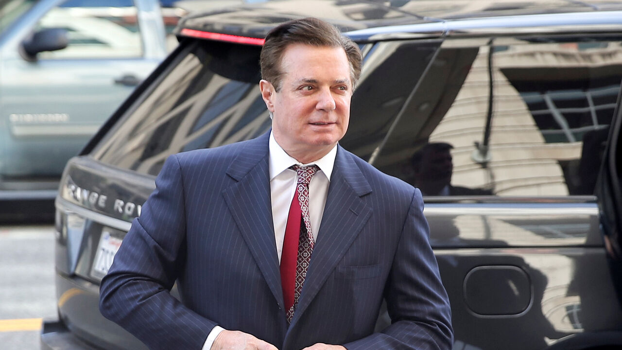 USA-TRUMP/RUSSIA-MANAFORT Former Trump campaign manager Paul Manafort arrives for arraignment on a third superseding indictment against him by Special Counsel Robert Mueller on charges of witness tampering, at U.S. District Court in Washington, U.S. June 15, 2018. REUTERS/Jonathan Ernst - RC17B93AD850