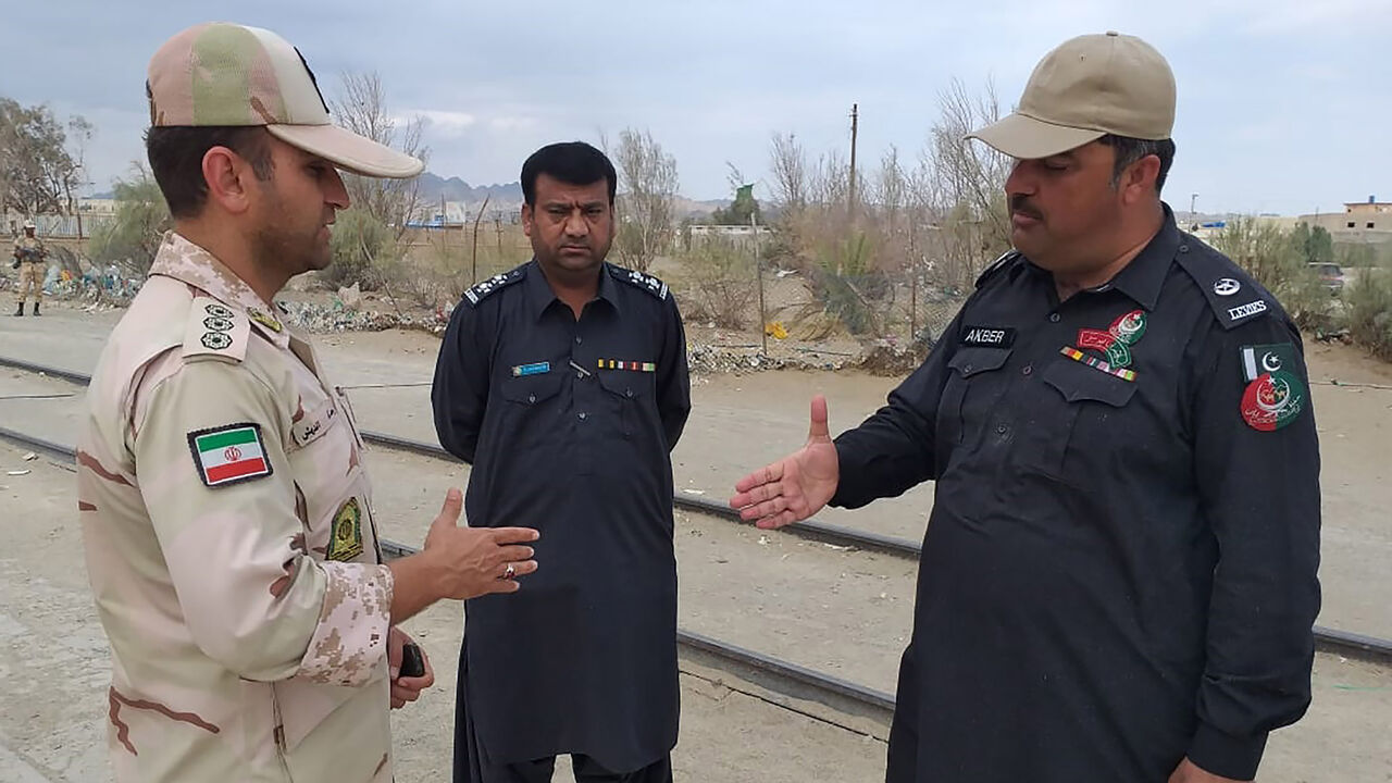 AFP_1A25AQ In this photo taken on October 16, 2018, a Pakistani border security official (R) and an Iranian border official meet at Zero Point in the Pakistan-Iran border town of Taftan. - At least 11 Iranian security personnel, including Revolutionary Guards intelligence officers, were abducted on the southeastern border with Pakistan on October 16, state media reported. State news agency IRNA said 14 troops were seized, while local media and other sources gave the number as 11. (Photo by - / AFP) (Photo credi