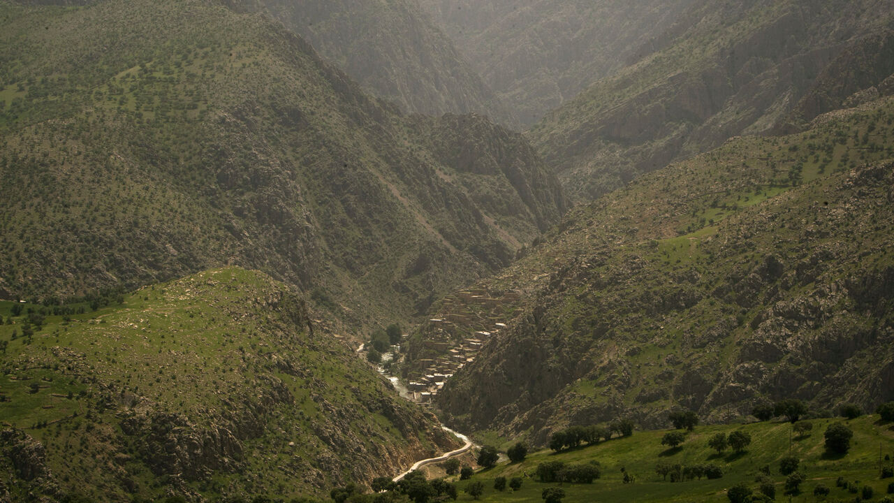 A general view of Palangan village (bottom, C) in Kurdistan province about 660 km (412 miles) southwest of Tehran May 11, 2011. Iranian Shi'ite and Sunni Kurds live in harmony with each other in Palangan, although Sunni is the religion of the majority of the people. REUTERS/Morteza Nikoubazl (IRAN - Tags: CITYSCAPE SOCIETY RELIGION) - GM1E75C0SHZ01