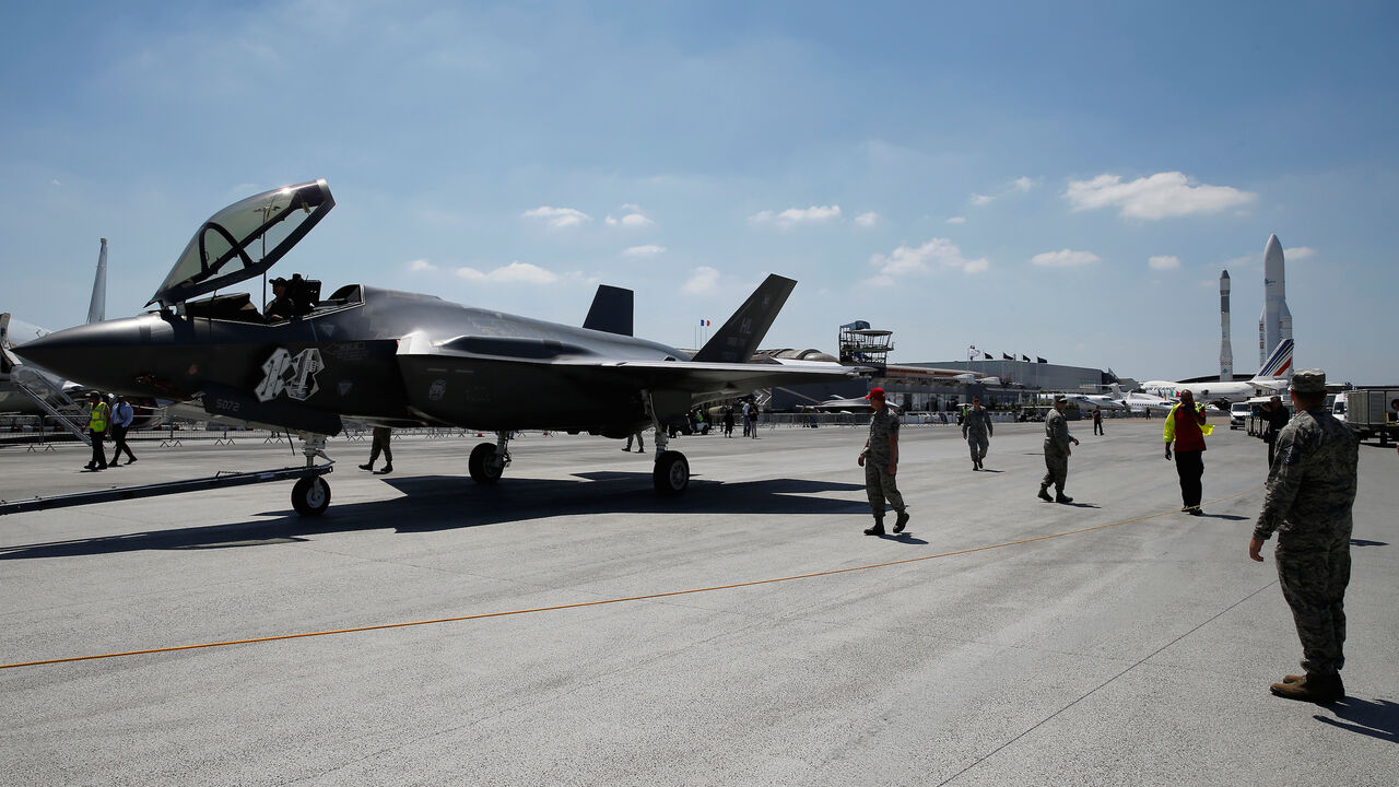 AIRSHOW-PARIS/ U.S. soldiers stand guard as a Lockheed Martin F-35 Lightning II aircraft is moved on the eve of the 52nd Paris Air Show at Le Bourget Airport near Paris, France June 18, 2017. REUTERS/Pascal Rossignol - RC1634F4C3A0