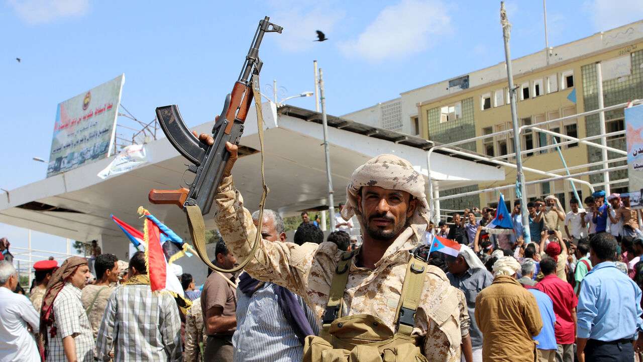 YEMEN-SECURITY/CLASHES A southern Yemeni separatist fighter waves his rifle at the site of an anti-government protest in the port city of Aden, Yemen January 30, 2018. REUTERS/Fawaz Salman - RC1C77800070