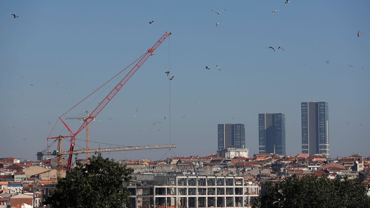 TURKEY-HOUSING/ A crane is seen at the construction site of a new building in Zeytinburnu, a middle-class residential neighborhood of Istanbul, Turkey September 24, 2018. Picture taken September 24, 2018. REUTERS/Murad Sezer - RC1742CAB9D0