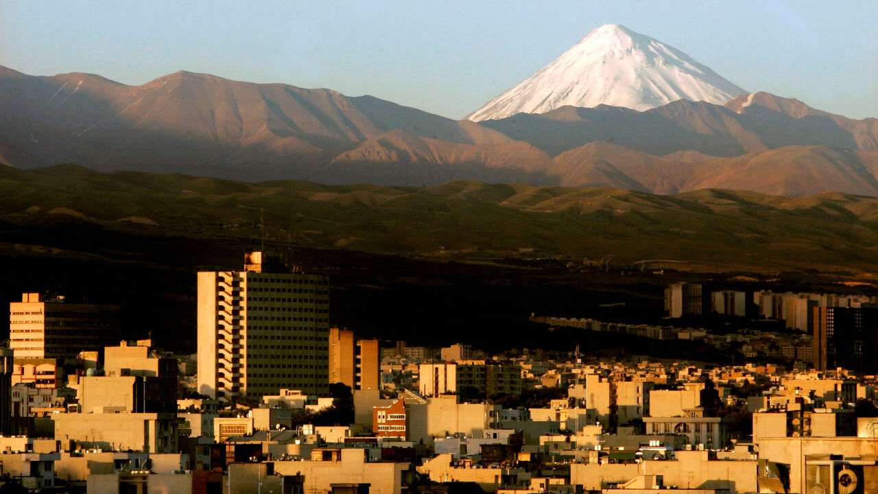 IRAN-FINANCE/IPO A general view of the Damavand summit northeast of Tehran, Iran, May 19, 2006. REUTERS/Morteza Nikoubazl/File Photo - S1BETELLNFAA