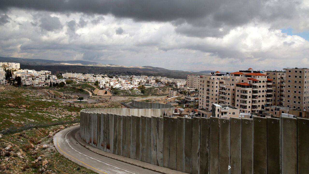 USA-TRUMP/ISRAEL-PALESTINIANS A general view picture shows the Israeli barrier running between the East Jerusalem refugee camp of Shuafat (R) and Pisgat Zeev, both located in an area Israel annexed to Jerusalem after capturing it in the 1967 Middle East war February 15, 2017. REUTERS/Ammar Awad - RC1A1A450A60