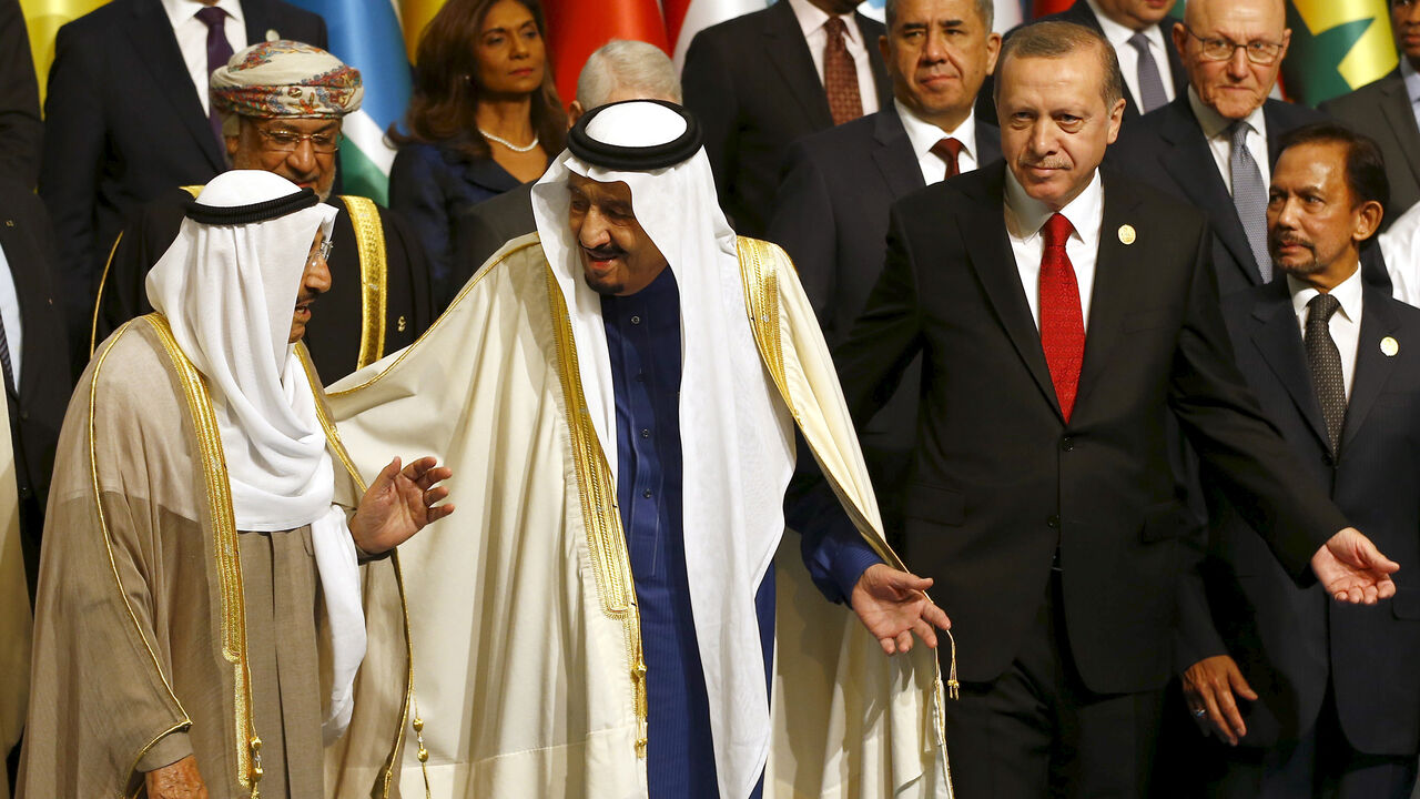 TURKEY-SUMMIT/ Turkish President Tayyip Erdogan (R), Emir of Kuwait Sheikh Sabah al-Ahmad al-Sabah (L) and King Salman of Saudi Arabia are pictured at a family photo session during the Organisation of Islamic Cooperation (OIC) Istanbul Summit in Istanbul, Turkey April 14, 2016. REUTERS/Murad Sezer - GF10000382311