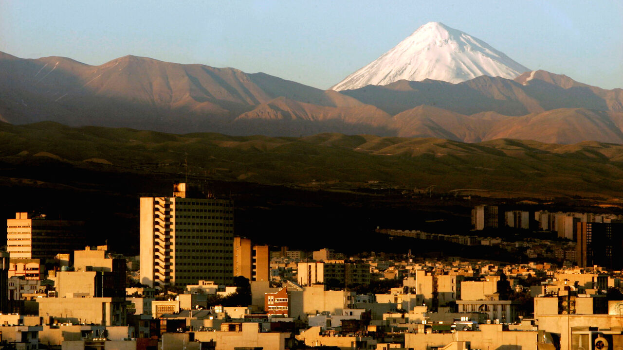 IRAN-BANKS/ A general view of the Damavand summit northeast of Tehran, Iran, May 19, 2006. REUTERS/Morteza Nikoubazl/File Photo - S1AETKANTMAA