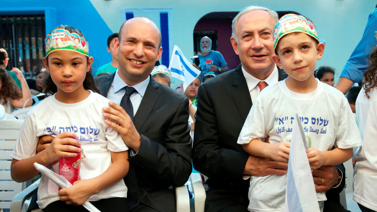 ISRAEL-POLITICS/ Israeli Prime Minister Benjamin Netanyahu (R) and Education Minister Naftali Bennett with pupils during a visit at the "Tamra HaEmek" elementary school on the first day of the school year, in the Arab Israeli town of Tamra, Israel September 1, 2016. REUTERS/Baz Ratner - S1AETYTKZEAA
