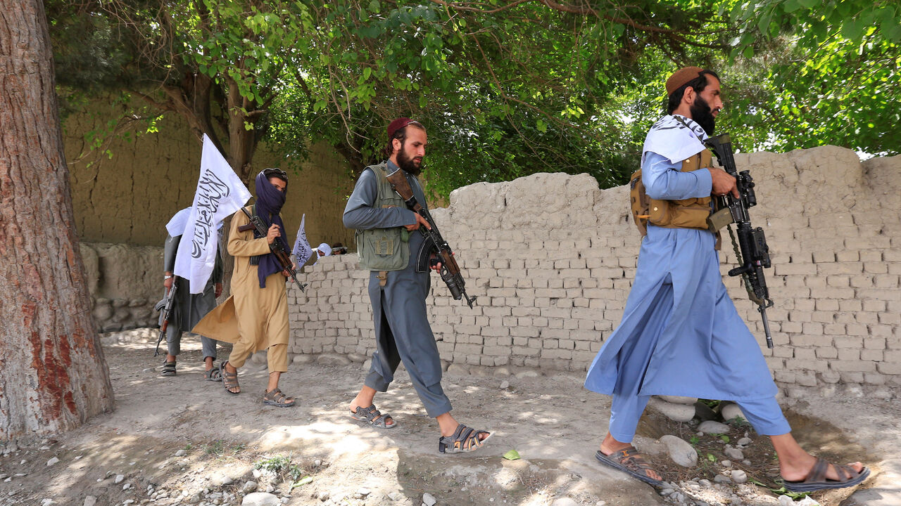 AFGHANISTAN-TALIBAN/ Taliban walk as they celebrate ceasefire in Ghanikhel district of Nangarhar province, Afghanistan June 16, 2018.REUTERS/Parwiz - RC1E925E3990