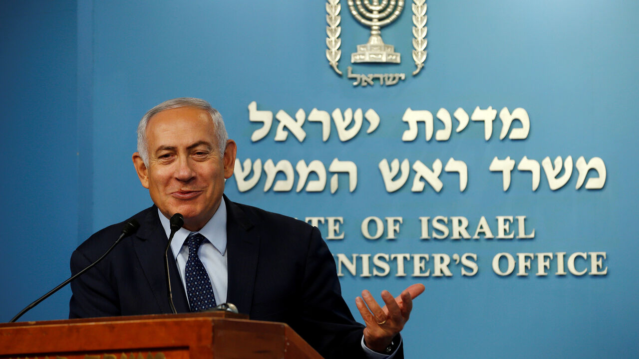 ISRAEL-CENBANK/GOVERNOR Israeli Prime Minister Benjamin Netanyahu gestures during a news conference, with his Finance Minister Moshe Kahlon, announcing the appointment of the new Bank of Israel Governor, in Jerusalem October 9, 2018. REUTERS/Ronen Zvulun - RC155D556990
