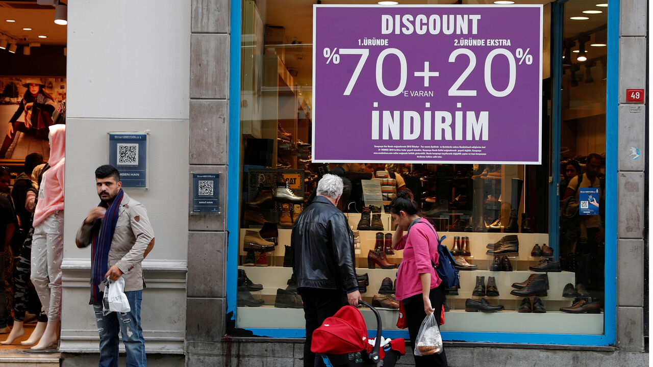 TURKEY-ECONOMY/ People look through a shop window in the main shopping and pedestrian street of Istiklal in central Istanbul, Turkey October 9, 2018. REUTERS/Murad Sezer - RC163B87C610