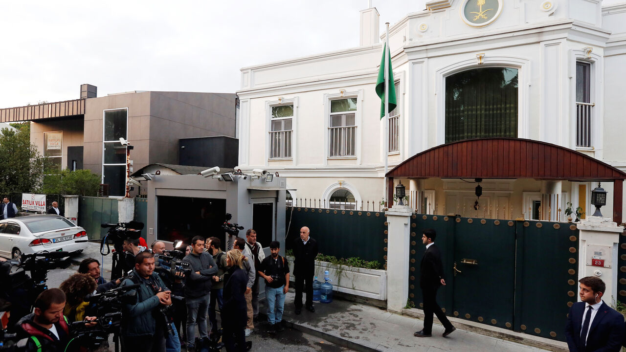 SAUDI-POLITICS/DISSIDENT Members of the media wait for police and forensic experts to arrive at a residence of Consul General of Saudi Arabia Mohammad al-Otaibi in Istanbul, Turkey October 16, 2018. REUTERS/Murad Sezer - RC169A67E020