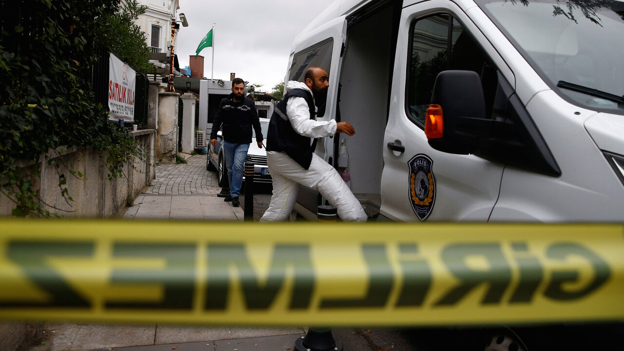 SAUDI-POLITICS/DISSIDENT Turkish police forensic experts arrive at the residence of Saudi Arabia's Consul General Mohammad al-Otaibi in Istanbul, Turkey October 17, 2018. REUTERS/Osman Orsal - RC16CC65CD00
