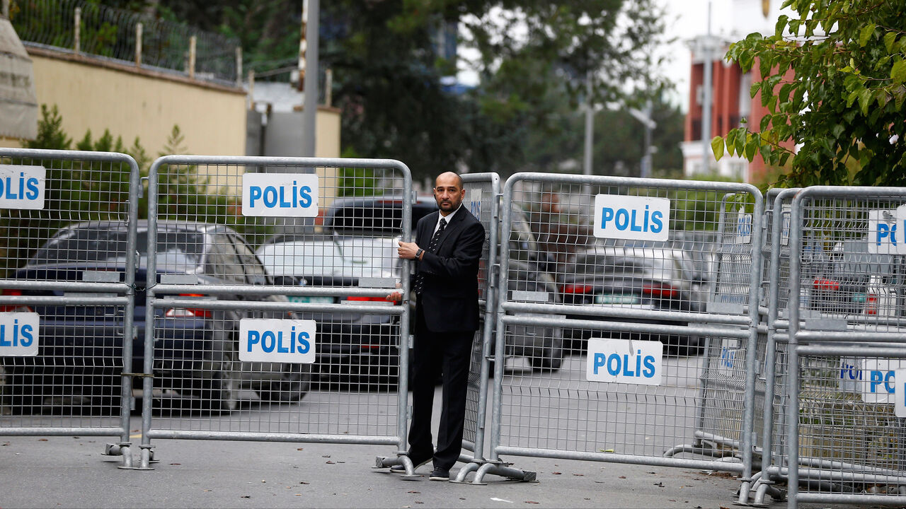 SAUDI-KHASHOGGI/ A member of security staff is seen next to the barriers at the gate of Saudi Arabia's consulate in Istanbul, Turkey, October 20, 2018. REUTERS/Osman Orsal - RC12AFAF48E0