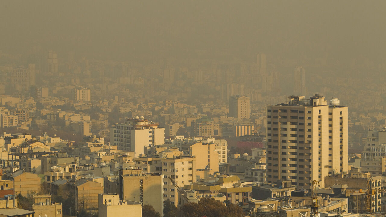 TEHRAN-METRO/ A general view shows smog over northwestern Tehran November 23, 2010. Tehran is choking. Gridlock on urban highways makes the city feel more like Los Angeles than the Middle East, while adding a toxic yellow halo of smog to otherwise perennially blue skies. Picture taken November 23, 2010. To match feature IRAN-METRO/ REUTERS/Raheb Homavandi (IRAN - Tags: ENVIRONMENT TRANSPORT CITYSCAPE) - GM1E6C800LV01
