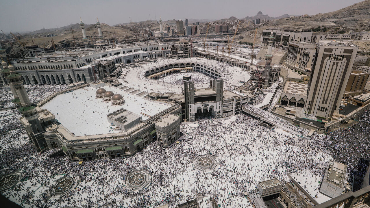 SAUDI-HAJ/ Muslim pilgrims walk out after the Friday prayer at the Grand mosque ahead of annual Haj pilgrimage in the holy city of Mecca, Saudi Arabia August 17, 2018. REUTERS/Zohra Bensemra - RC1615A76DE0