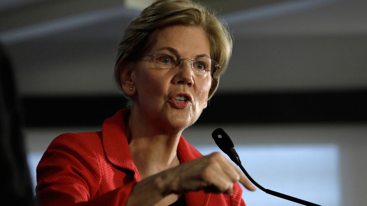USA-POLITICS/WARREN U.S. Senator Elizabeth Warren (D-MA) delivers a major policy speech on "Ending corruption in Washington" at the National Press Club, Washington, U.S., August 21, 2018. REUTERS/Yuri Gripas - RC1CC27B06B0