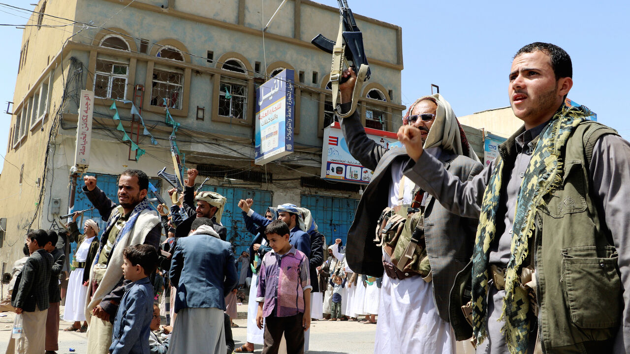 YEMEN-SECURITY/ Houthi followers demonstrate to show rejection to an offer by the Saudi-led coalition to pay compensations for victims of an air strike in Saada, Yemen September 5, 2018. REUTERS/Naif Rahma - RC1B734F6900