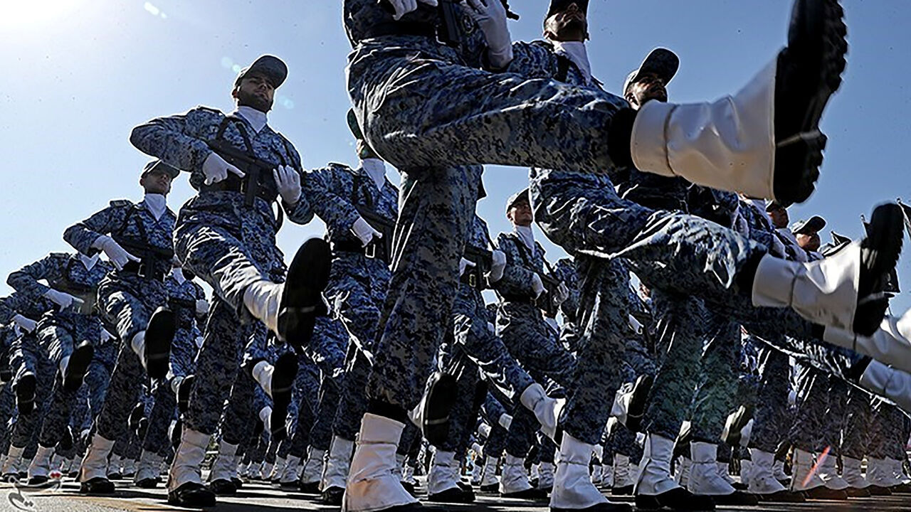 IRAN-MILITARY/GULF Iranian armed forces members march during the annual military parade in Tehran, Iran September 22, 2018. Tasnim News Agency/via REUTERS ATTENTION EDITORS - THIS PICTURE WAS PROVIDED BY A THIRD PARTY. - RC18E701C6B0