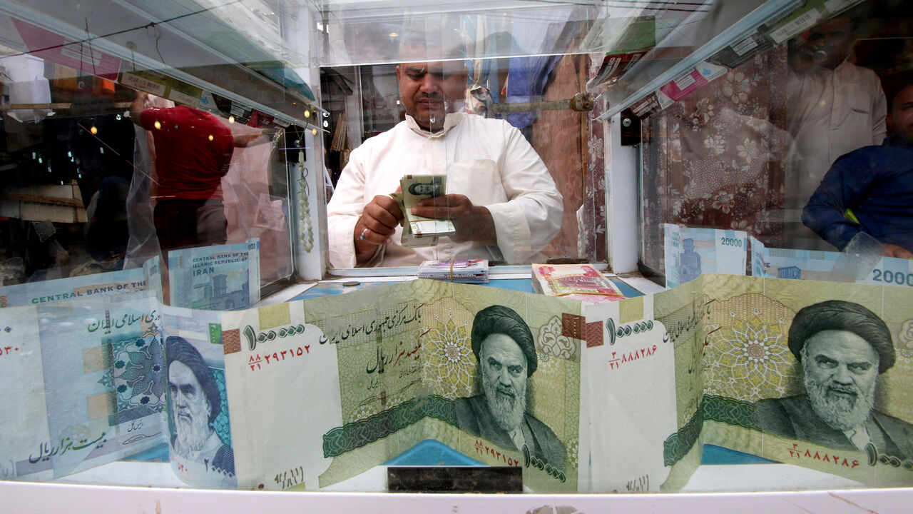USA-IRAN/SANCTIONS-IRAQ A man counts Iranian rials at a currency exchange shop, before the start of the U.S. sanctions on Tehran, in Basra, Iraq November 3, 2018. Picture taken November 3, 2018. REUTERS/Essam al-Sudani - RC153985B7A0