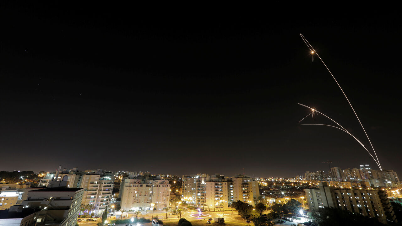 ISRAEL-PALESTINIANS/VIOLENCE A general view of the Israeli city of Ashkelon, as an Iron Dome anti-missile fires near the Israeli side of the Israel-Gaza border, November 12, 2018. REUTERS/ Amir Cohen - RC1AEE5946D0