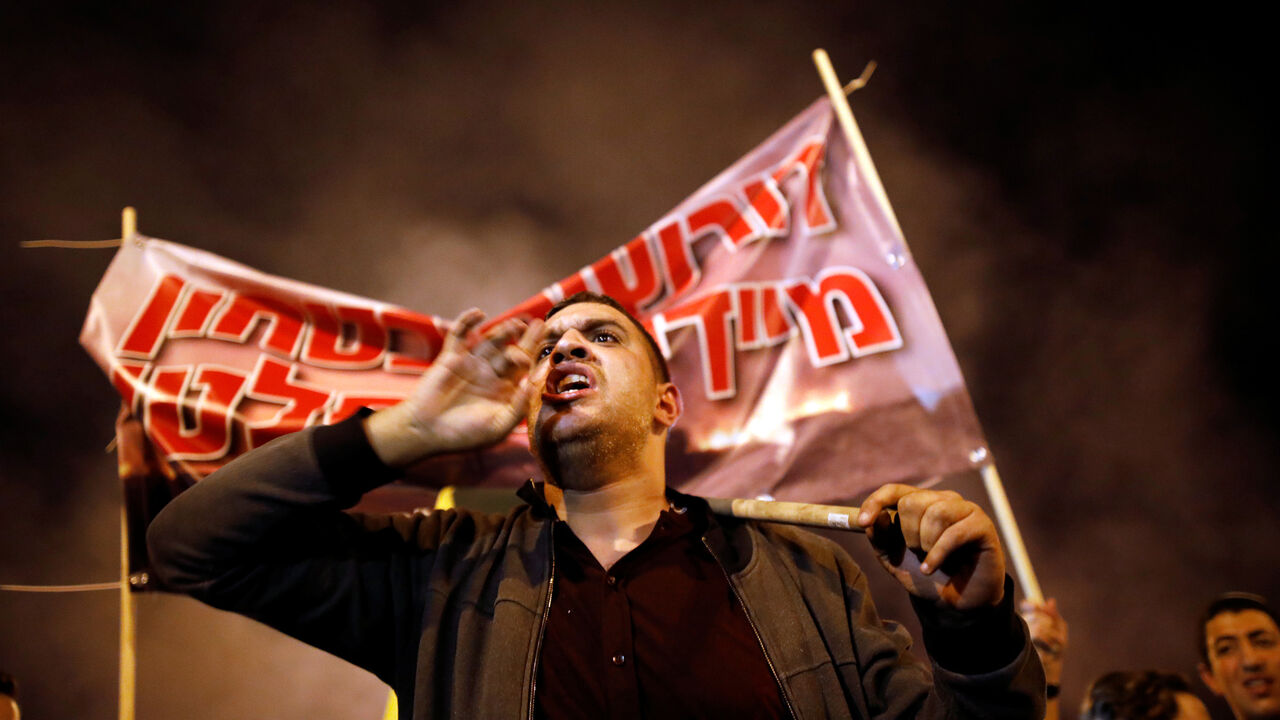 ISRAEL-PALESTINIANS/VIOLENCE Residents of southern Israel protest against their government's decision to hold fire in Gaza in response to a similar decision by Palestinian militants, in Sderot, Israel November 13, 2018 REUTERS/ Amir Cohen - RC1E20B3BB30