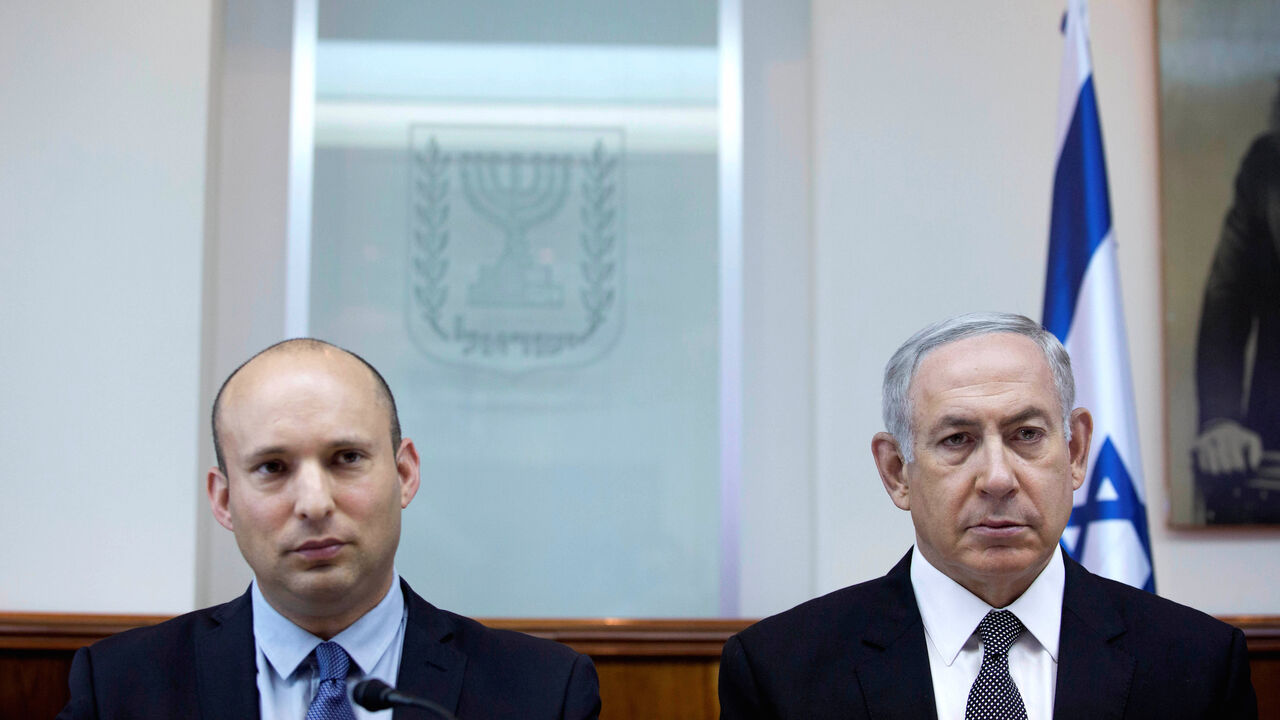 ISRAEL-POLITICS/ Israeli Prime Minister Benjamin Netanyahu (R) sits next to Education Minister Naftali Bennett during the weekly cabinet meeting at his office in Jerusalem, 30 August 2016. REUTERS/Abir Sultan/Pool - S1AETYJULDAA