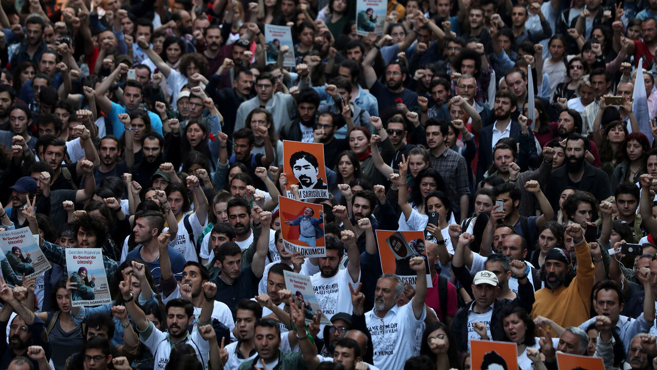 TURKEY-PROTEST/ People gather to mark the fourth anniversary of the Gezi Park protests in central Istanbul, Turkey, May 31, 2017. REUTERS/Huseyin Aldemir - RC1BB0D99540