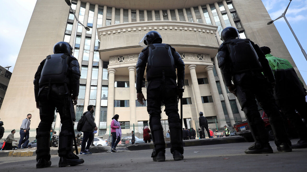 EGYPT-POLITICS/ Egyptian security forces stand guard outside the court during the trial of human rights lawyer and ex-presidential candidate, Khaled Ali in Cairo, Egypt, January 3, 2018. REUTERS/Mohamed Abd El Ghany - RC1FB4A638E0