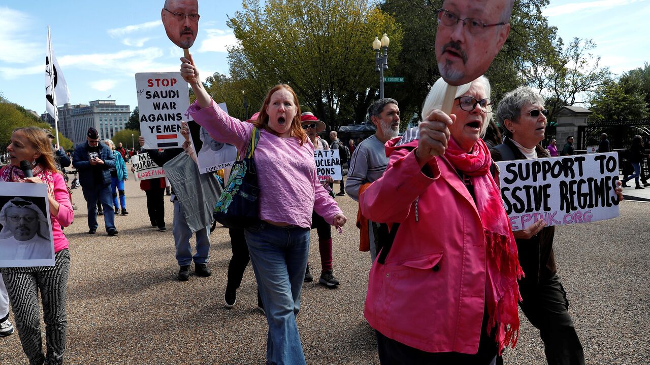 SAUDI-POLITICS/DISSIDENT-PROTEST Activists, including Aimee Artigliere, center, chant as they begin to march during a demonstration calling for sanctions against Saudi Arabia and against the disappearance of Saudi journalist Jamal Khashoggi, outside the White House in Washington, U.S., October 19, 2018. REUTERS/Leah Millis - RC195EEDBBA0