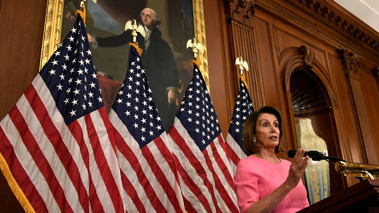 USA-ELECTION/ House Minority Leader Nancy Pelosi (D-CA) makes remarks a day after the Midterm Elections, in which the Senate Republicans retained their majority as the House saw Democrats sweep into control, and a possible return as Speaker for Pelosi, on Capitol Hill in Washington, U.S., November 7, 2018. REUTERS/Mike Theiler - RC1CC87E23E0