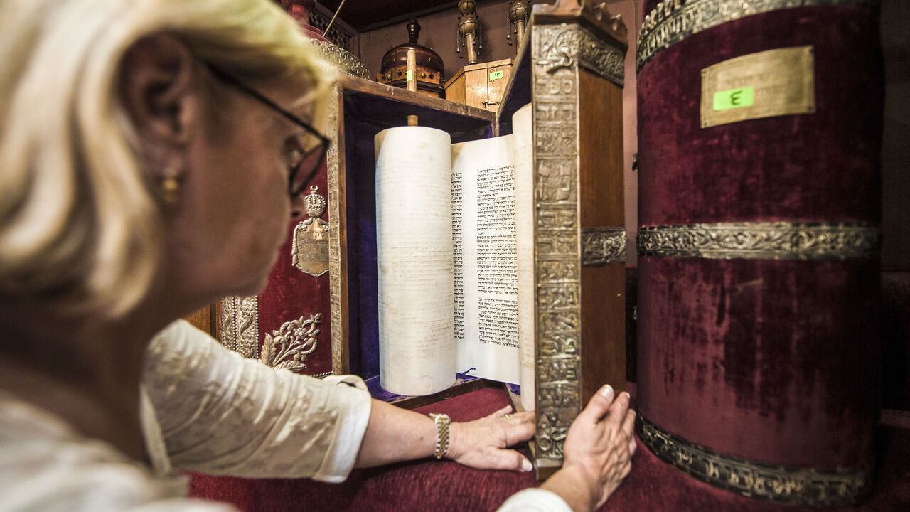 AFP_GV5AU President of the Egyptian Jewish Community Magda Shehata Haroun talks during an interview with AFP at the Shaar Hashamayim Synagogue in Cairo, also known as Temple Ismailia or Adly Synagogue in downtown Cairo on October 3, 2016.
Once a flourishing community, only a handful of Egyptian Jews, mostly elderly women, is all that remains in the Arab world's most populous country, aiming at least to preserve their heritage. Egypt still has about a dozen synagogues, but like many of the country's monuments they nee