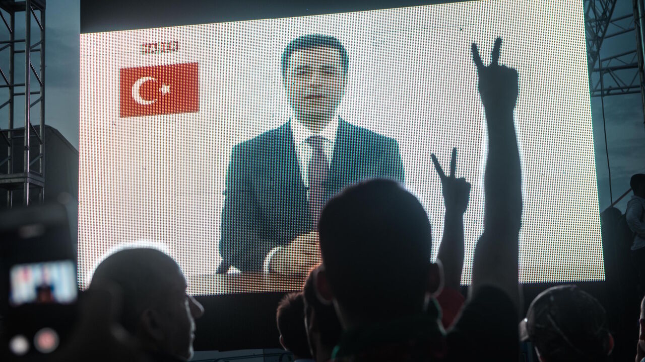 AFP_1652CU Supporters watch large screens as they listen to the Selahattin Demirtas, presidential candidate of the pro-Kurdish People's Democratic Party (HDP) speak during an election campaign in Istanbul on June 17, 2018. - The Turkish president announced on April 18, 2018 that Turkey will hold snap parliamentary and presidential elections on June 24, 2018. The presidential and parliamentary elections were scheduled to be held in November 2019, but government has decided to change the date following the recommendatio