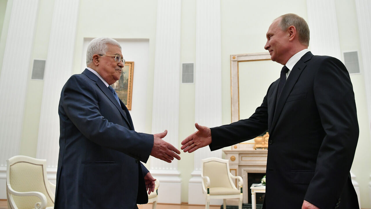 AFP_17L53T Russian President Vladimir Putin (R) shakes hands with Palestinian President Mahmud Abbas during their meeting at the Kremlin in Moscow on July 14, 2018. (Photo by Yuri KADOBNOV / AFP) (Photo credit should read YURI KADOBNOV/AFP/Getty Images)