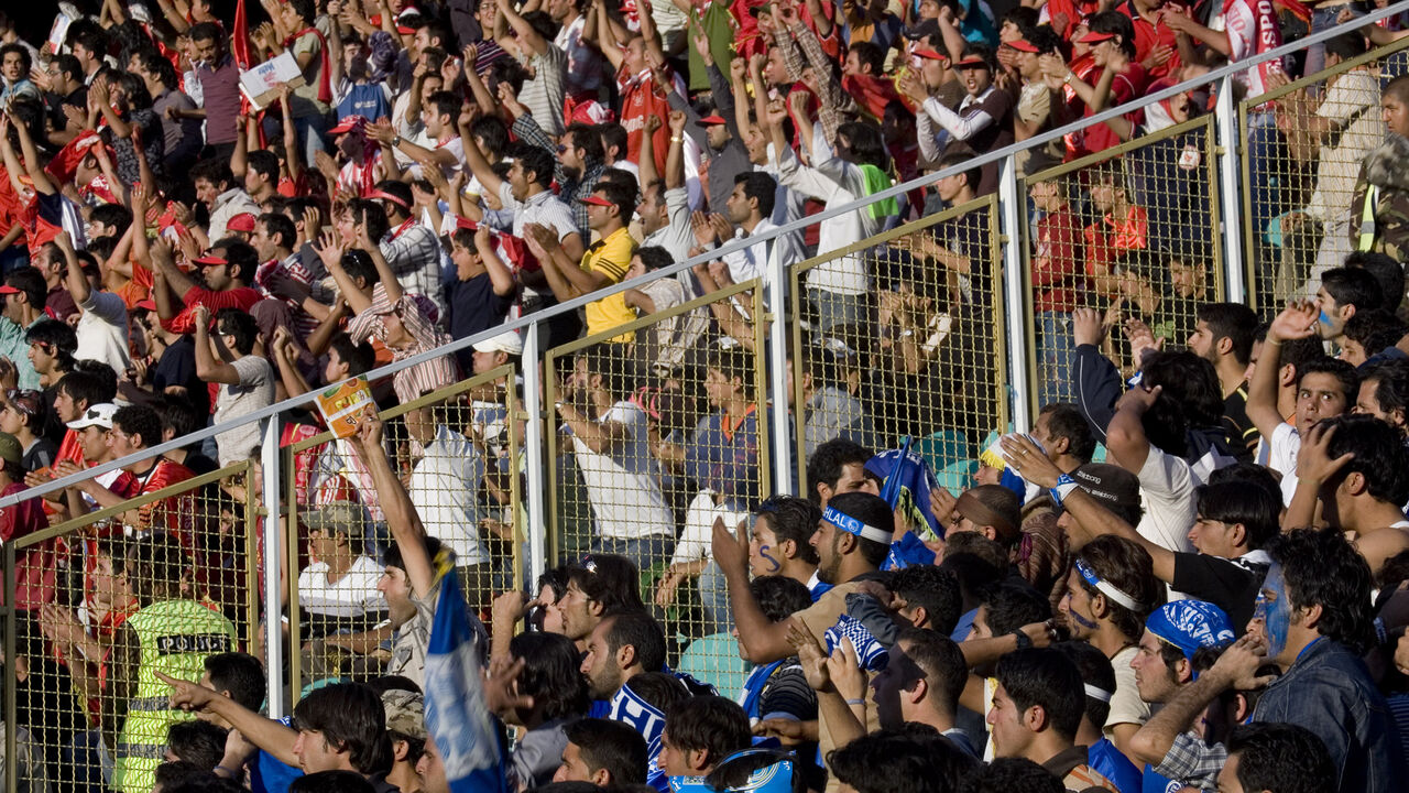 SOCCER/ Esteghlal and Persepolis fans sit separately during their Iran Serie A soccer match at the Azadi (freedom) stadium in Tehran October 14, 2007. REUTERS/Morteza Nikoubazl (IRAN) - GM1DWJHVHFAA