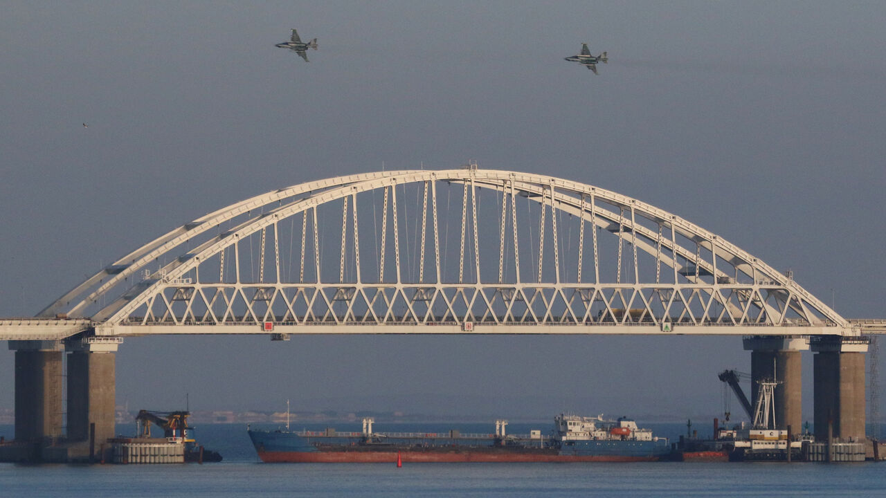 UKRAINE-CRISIS/RUSSIA Russian jet fighters fly over a bridge connecting the Russian mainland with the Crimean Peninsula with a cargo ship beneath it after three Ukrainian navy vessels were stopped by Russia from entering the Sea of Azov via the Kerch Strait in the Black Sea, Crimea November 25, 2018. REUTERS/Pavel Rebrov - UP1EEBP150TU1