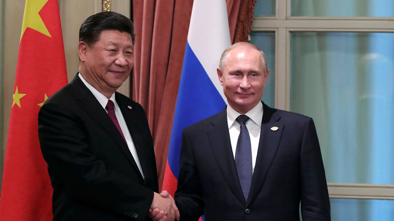 Russia's President Vladimir Putin (R) shakes hands with China's President Xi Jinping during a meeting on the sidelines of the G20 summit in Buenos Aires, Argentina November 30, 2018. Picture taken November 30, 2018. Sputnik/Mikhail Klimentyev/Kremlin via REUTERS  ATTENTION EDITORS - THIS IMAGE WAS PROVIDED BY A THIRD PARTY. - RC1AB6752940