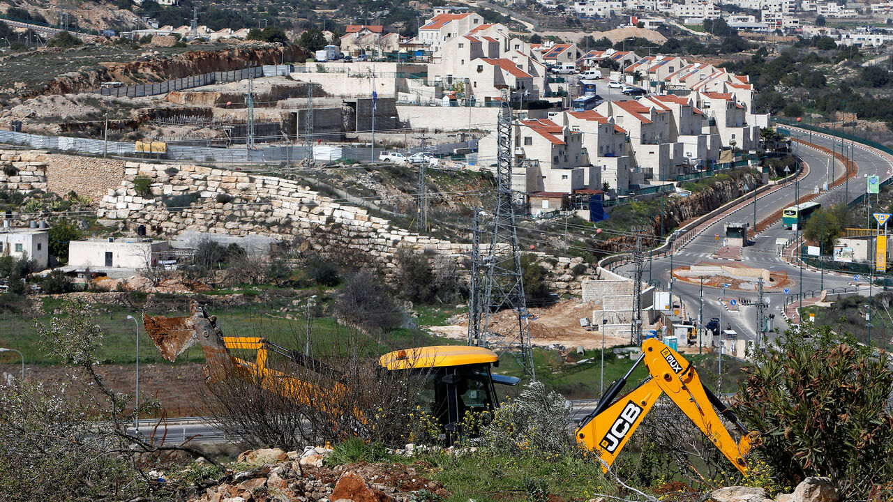 ISRAEL-PALESTINIANS/Ê An Israeli machinery removes trees near a Jewish settlement in Hebron, in the occupied West Bank February 21, 2018. REUTERS/Mussa Qawasma - RC14AB0BB000